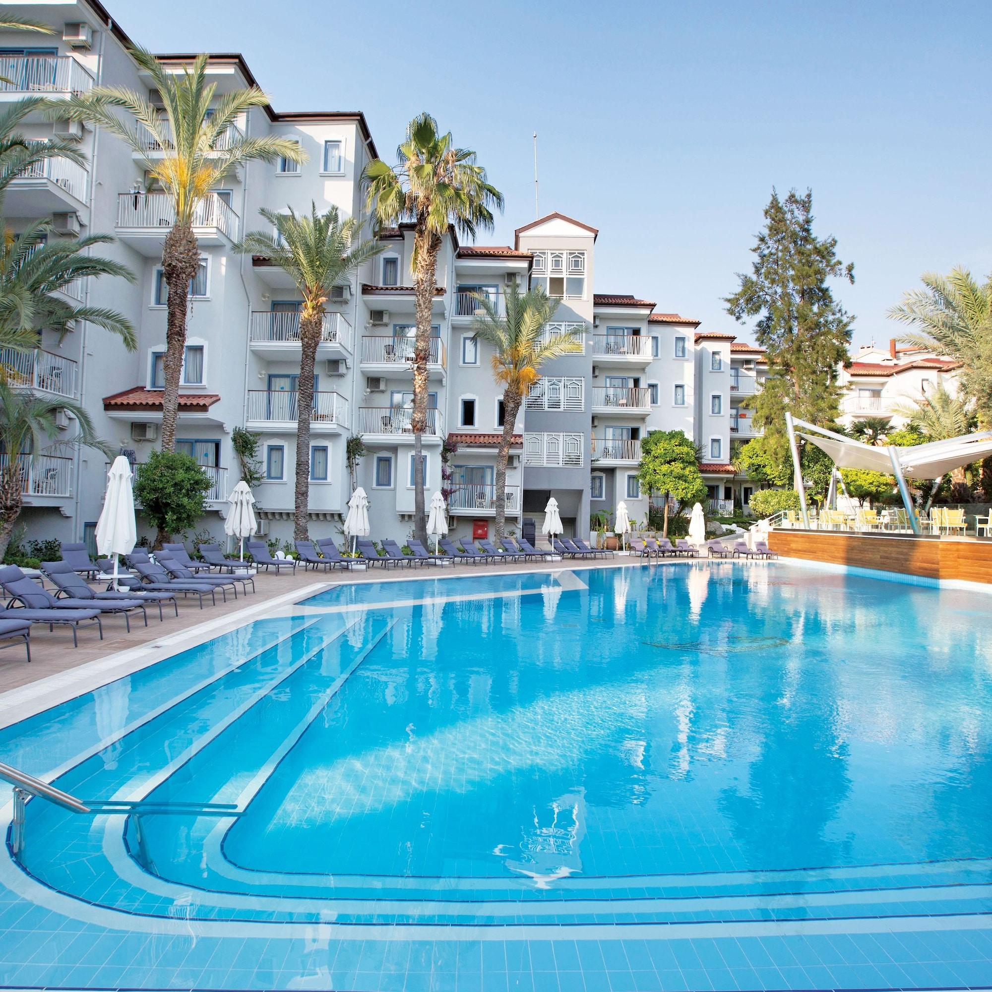 Paloma Marina Suites - Adult Only 쿠사다시 외부 사진